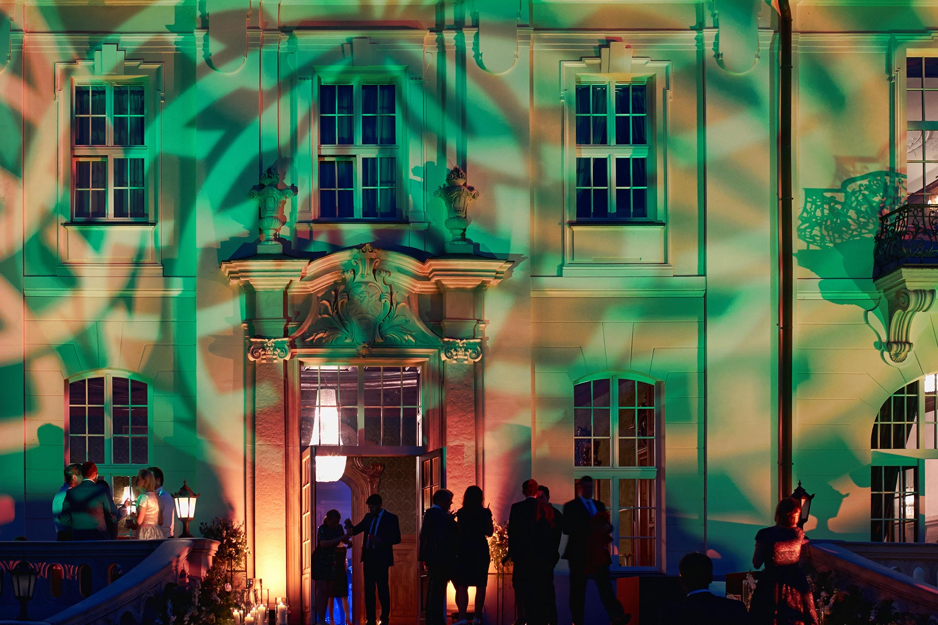 Kolorowe oświetlenie fasady Pałacu Goetz podczas bankietu firmowego