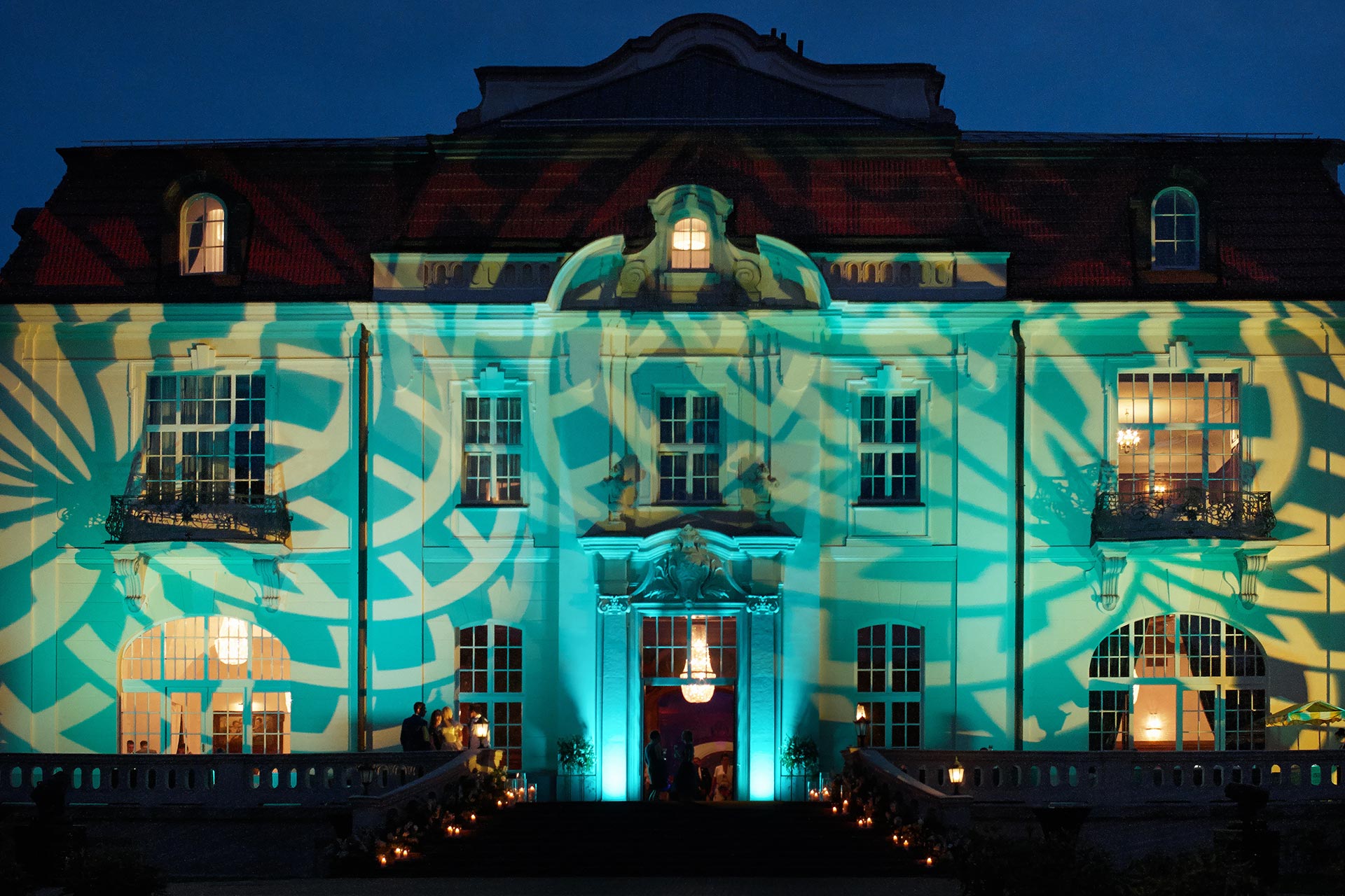 Oświetlona fasada Pałacu Goetz podczas konferencji