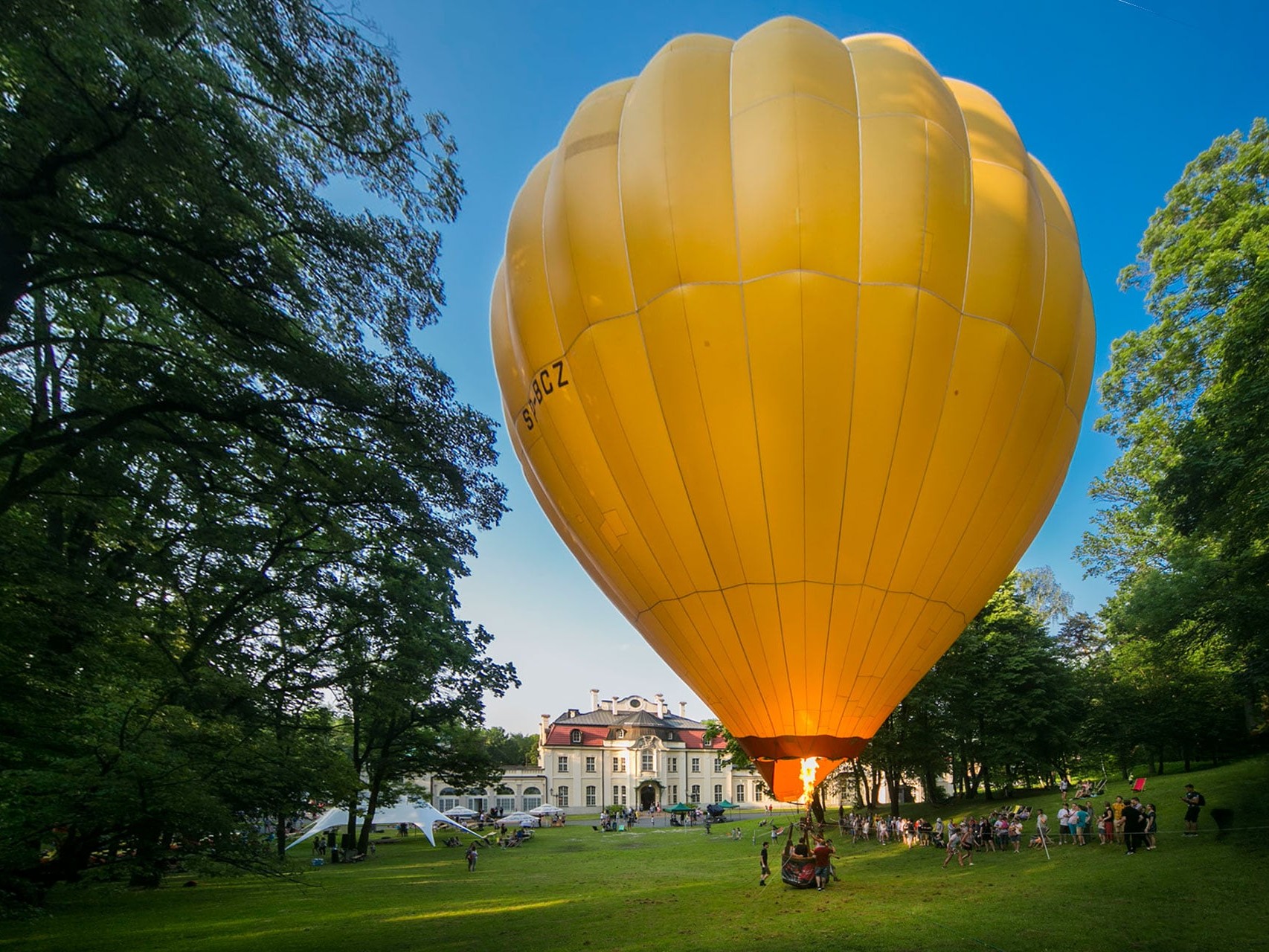 Lot balonem podczas pikniku w parku Pałacu Goetz