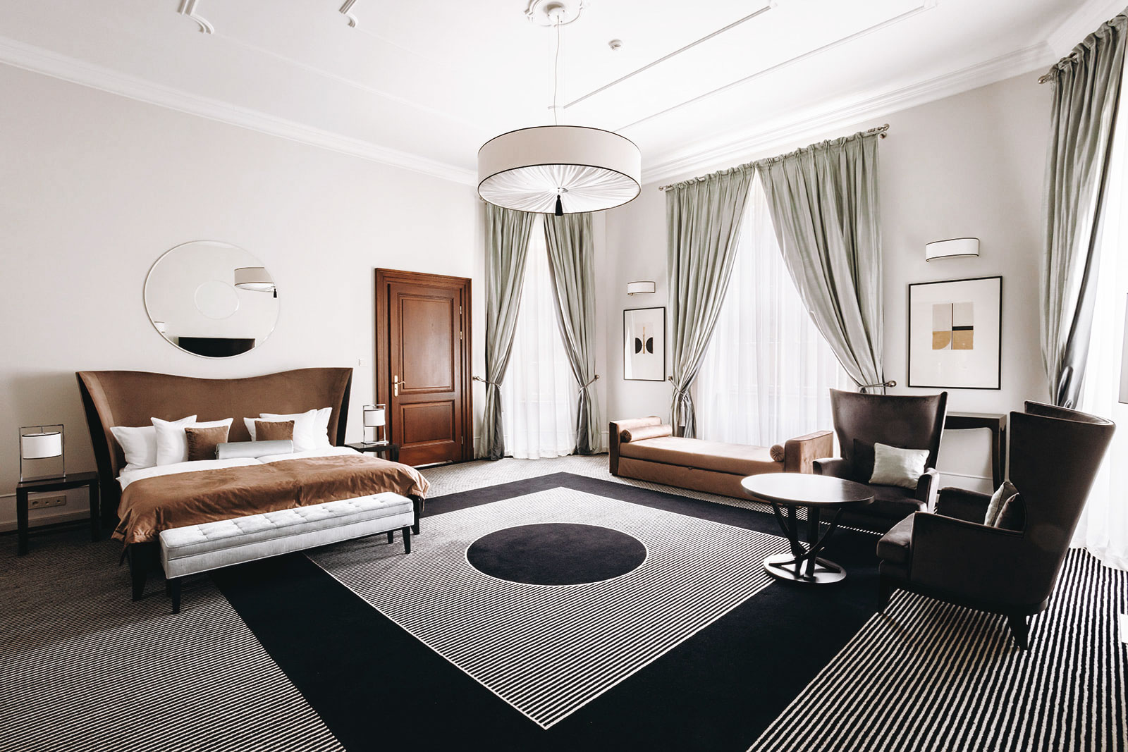 Wnętrze pokoju hotelowego w Pałacu Goetz z łóżkiem dwuosobowym