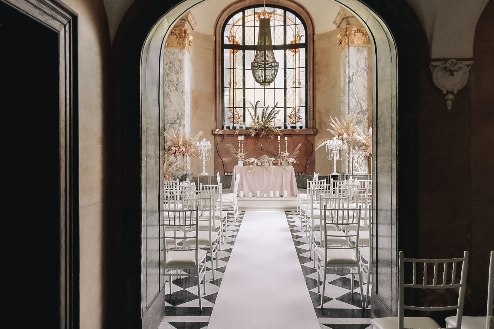 Wnętrze Kaplicy w Pałacu Goetz przygotowane do ceremonii ślubu