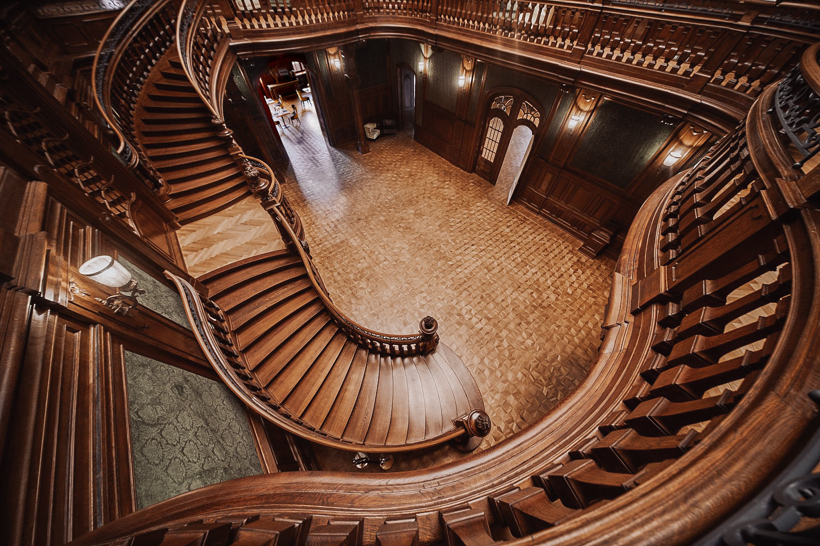 Drewniane ozdobne schody w holu głównym Atrium w Pałacu Goetz
