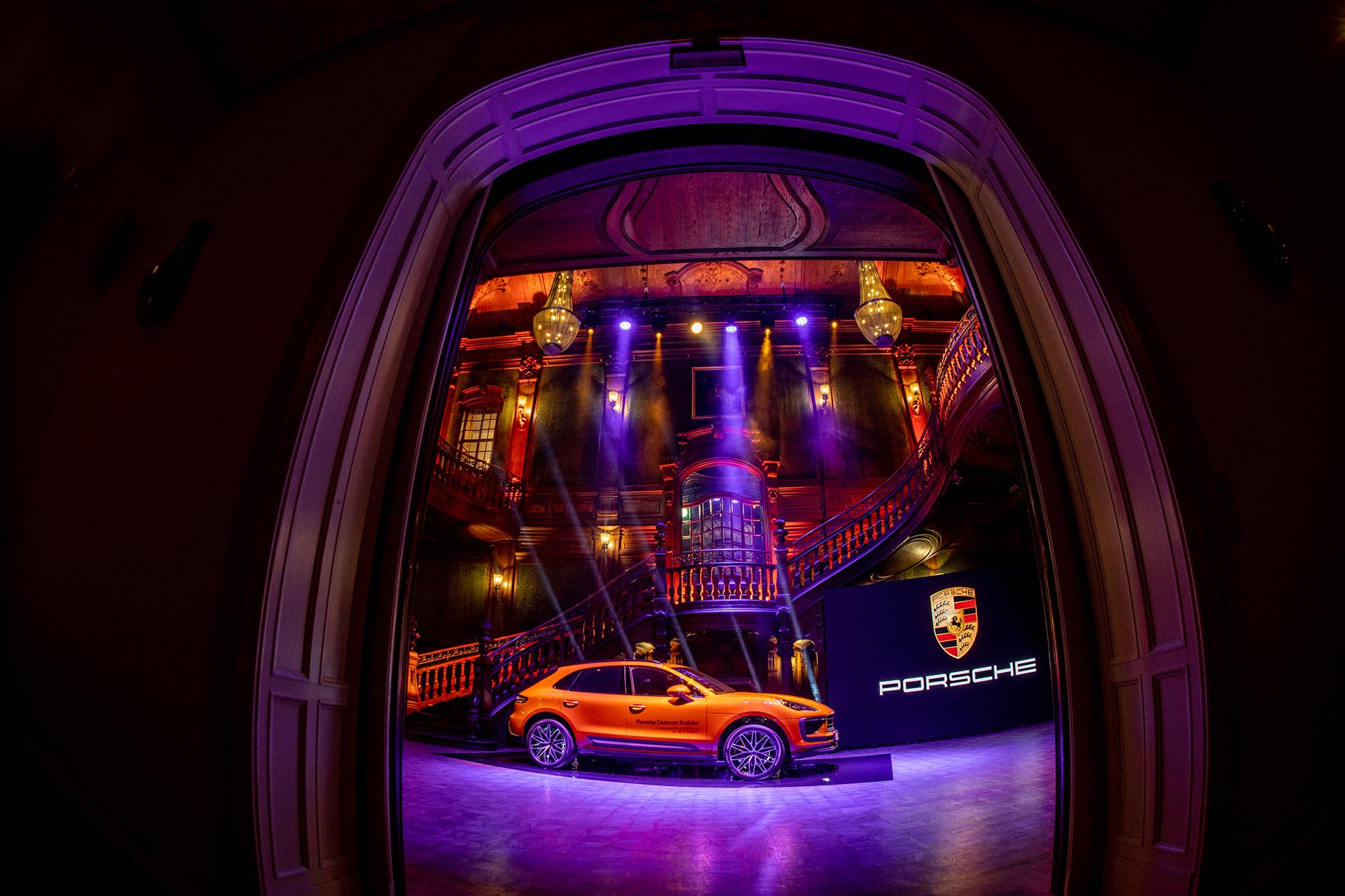 Prezentacja samochodu Porsche w holu głównym Pałacu Goetz