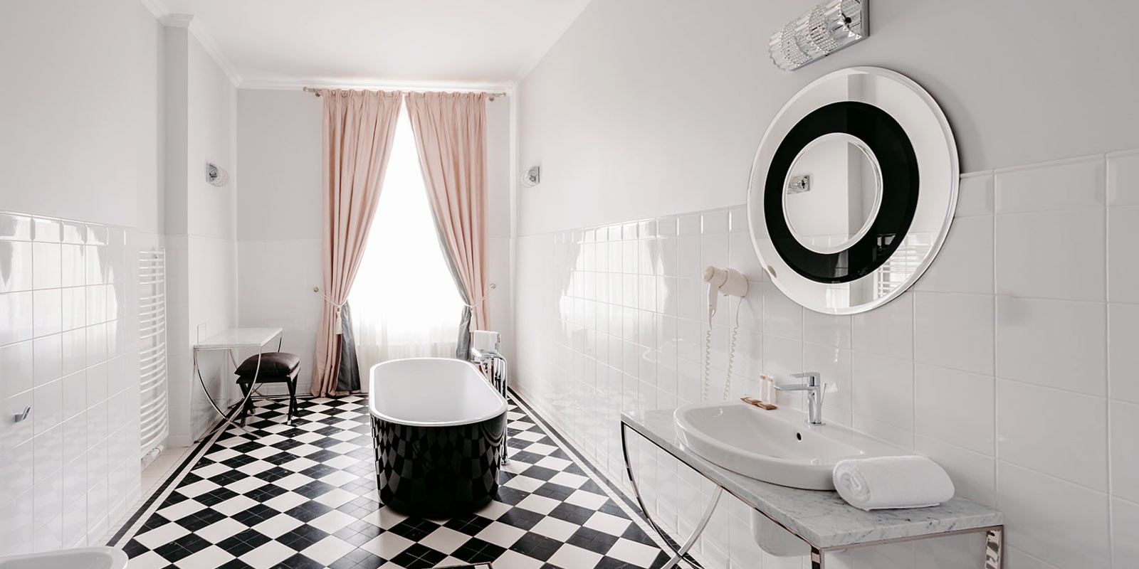 Łazienka z ozdobną wanną w pokoju hotelowym Pałacu Goetz