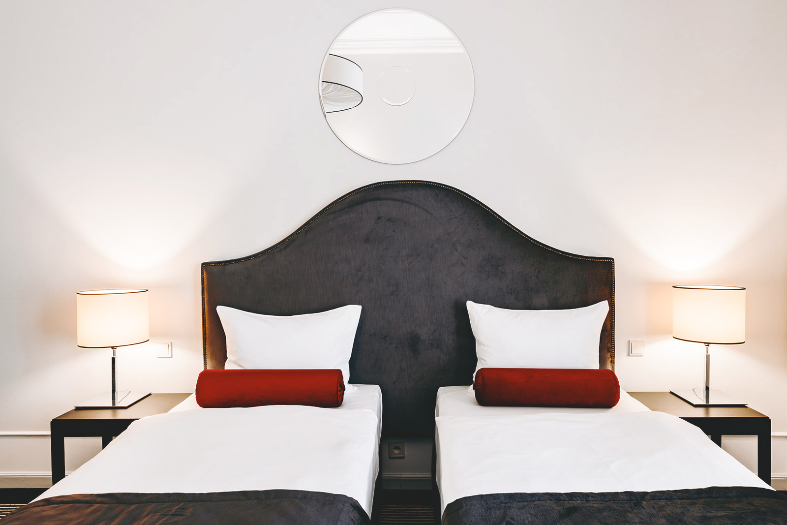 Łóżka jednoosobowe w pokoju hotelowym w Pałacu Goetz