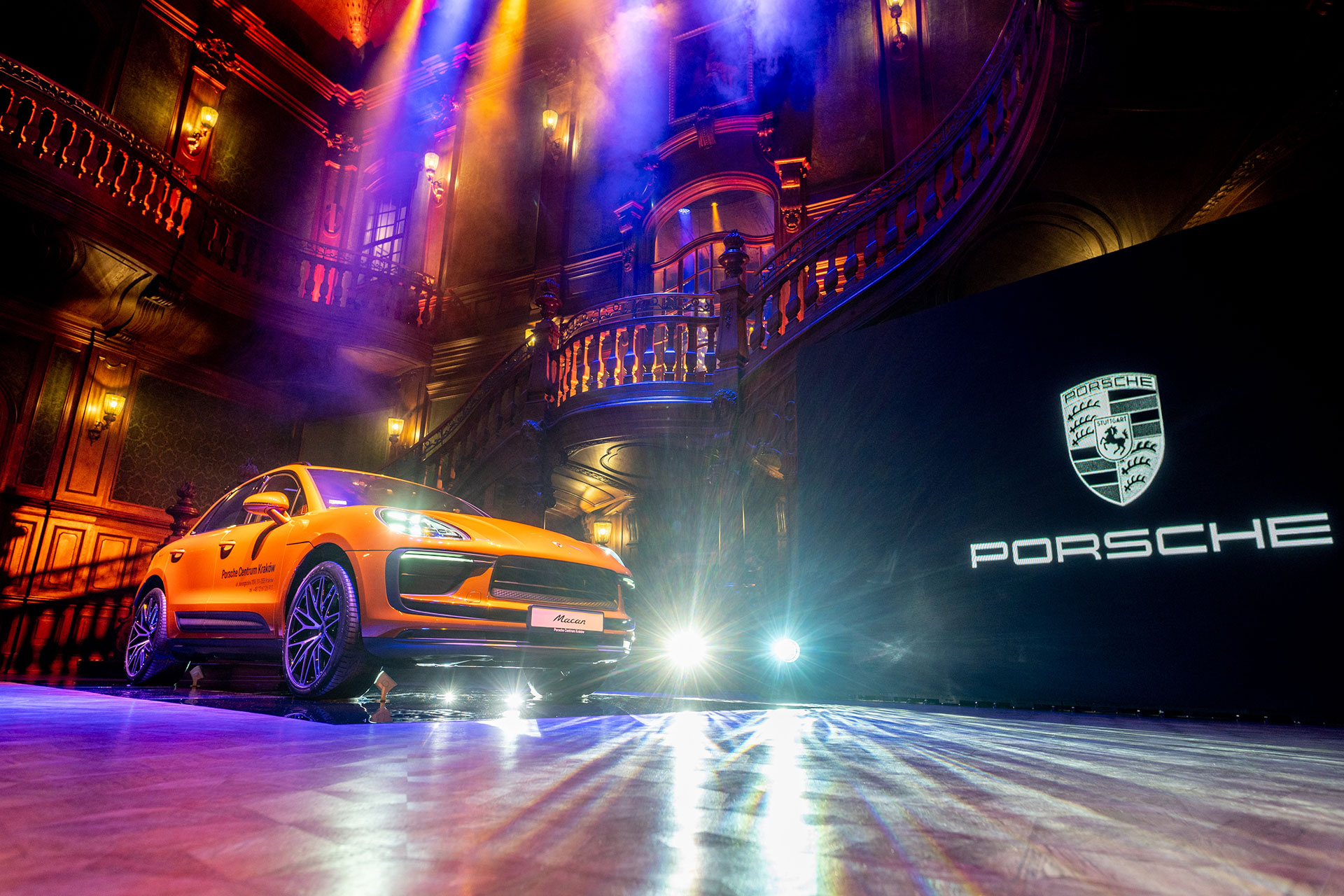 Prezentacja biznesowa produktów Porsche w holu głównym Atrium w Pałacu Goetz