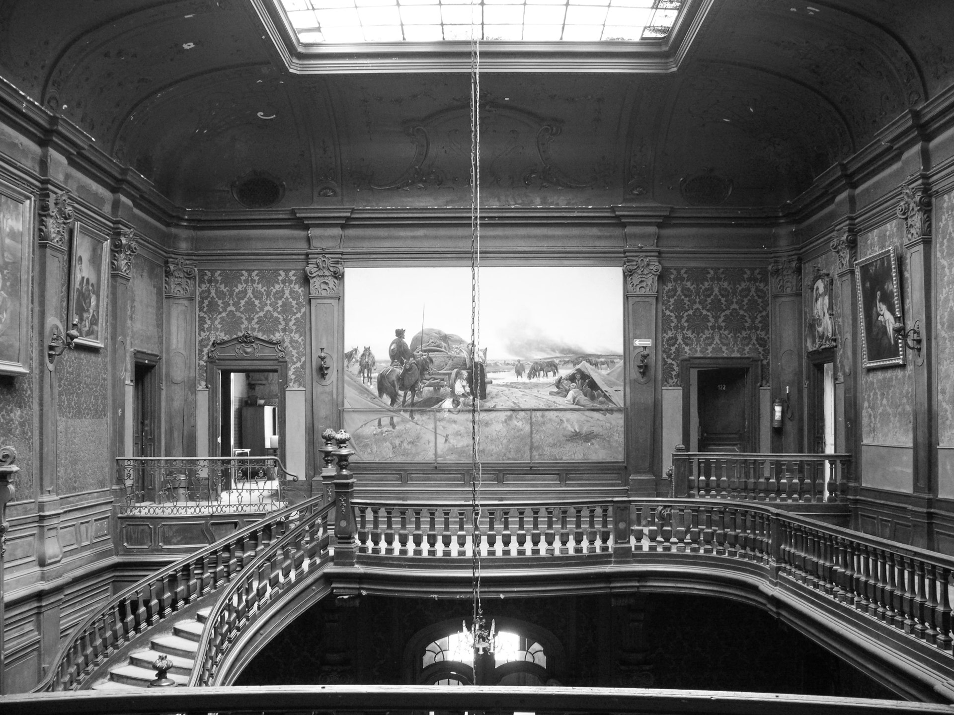 Antresola w holu głównym Atrium w Pałacu Goetzów przed remontem