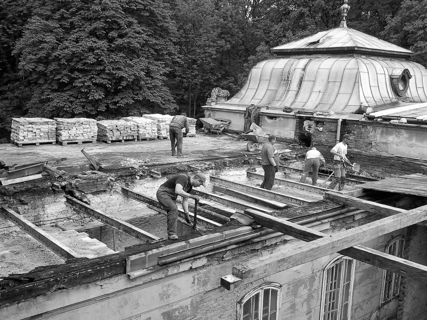 Dach Pałacu Goetzów podczas prac remontowych