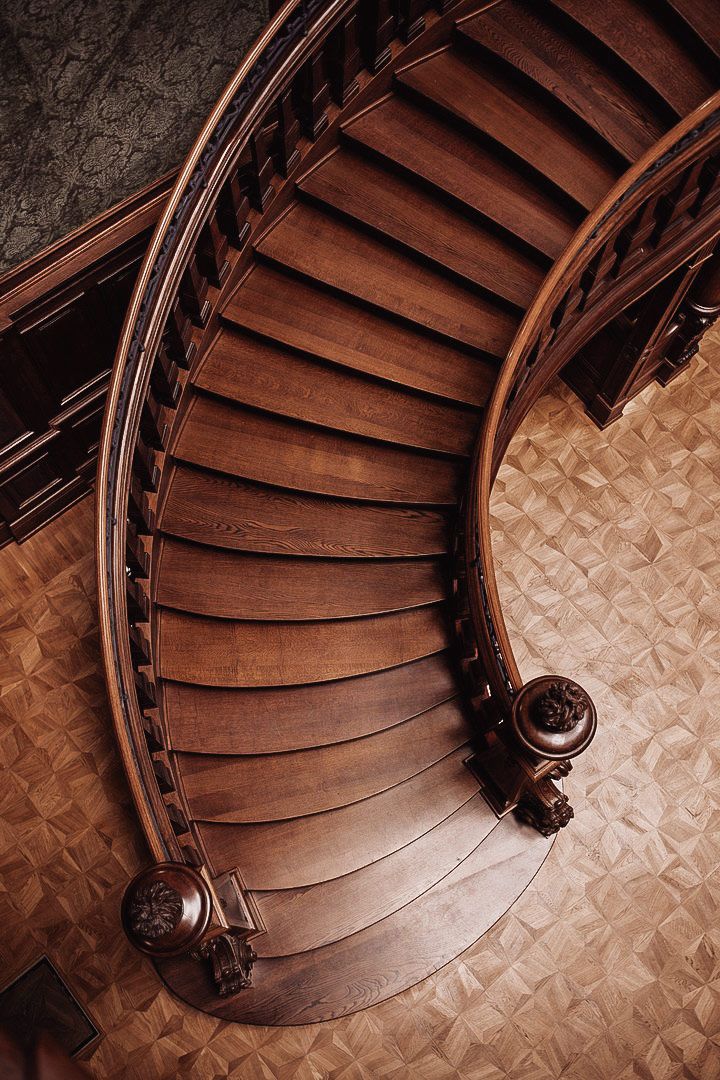 Ozdobne drewniane schody w Pałacu Goetzów