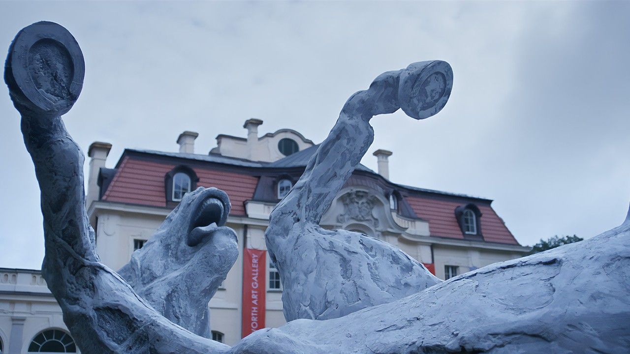 Rzeźba konia z filmu Fitoor na tle Pałacu Goetz