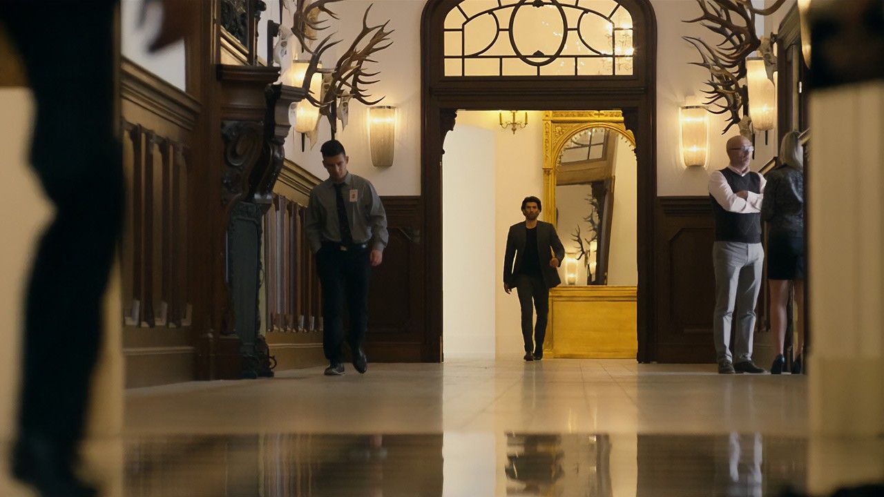 Kadr z filmu Fitoor w hallu myśliwskim w Pałacu Goetz