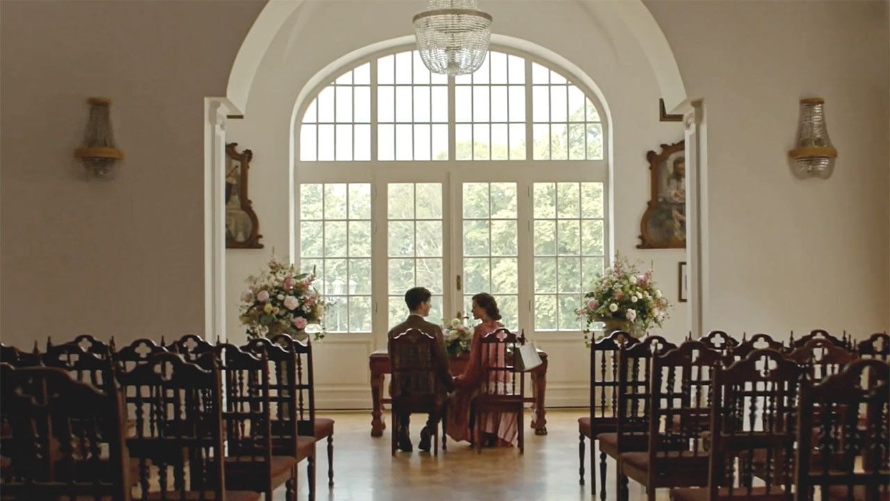 Scena zaślubin z serialu Drogi wolności zrealizowana w sali bankietowej w Pałacu Goetz