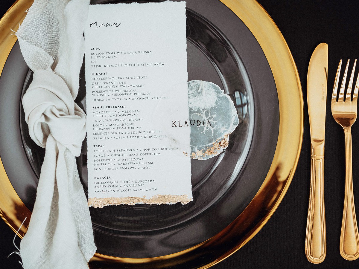 Uroczyste menu weselne na talerzu podczas przyjęcia weselnego w Pałacu Goetz